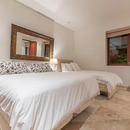 Townhouse Del Virrey In Walled *